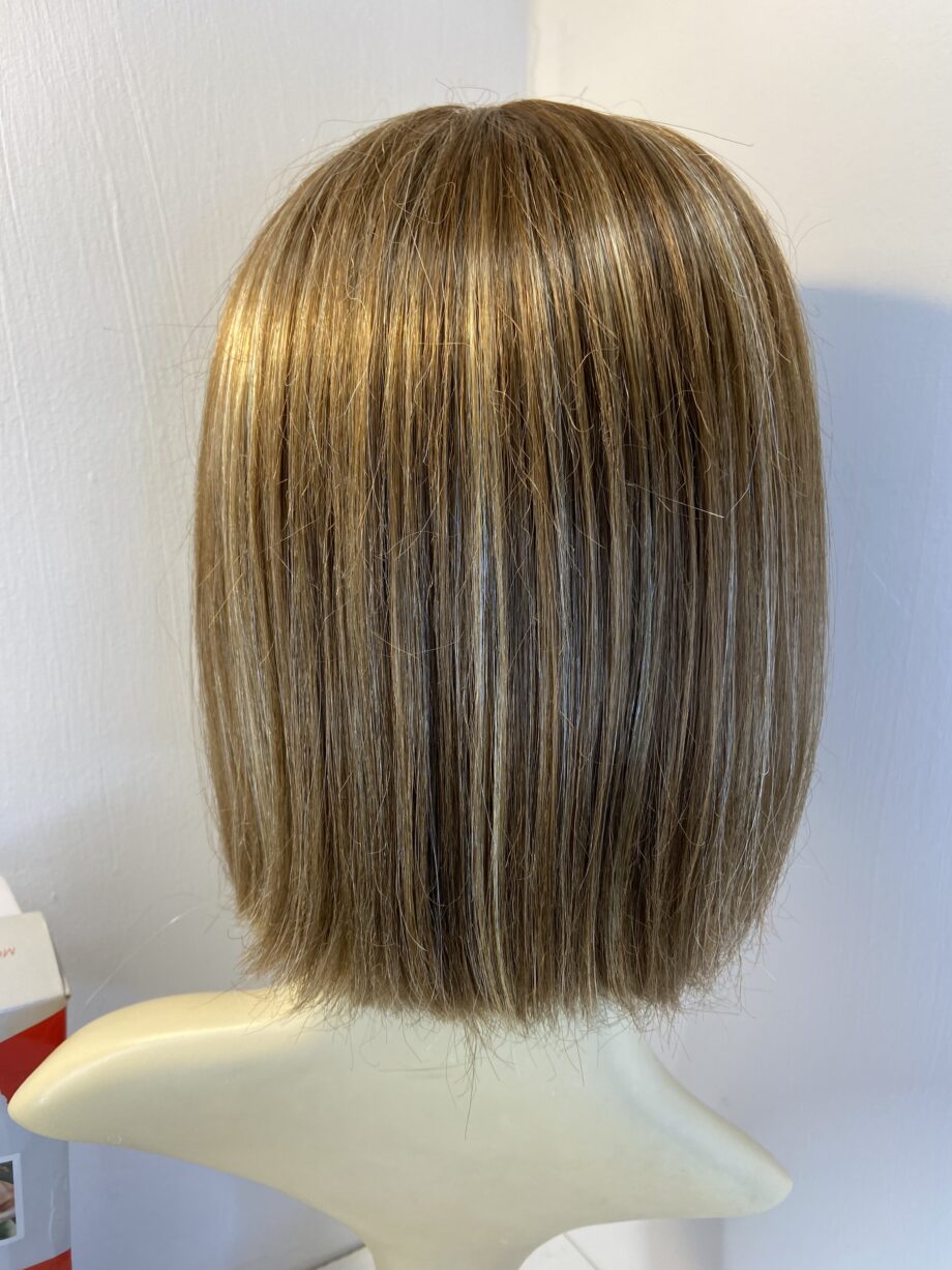 Highlighted brown wig. Bblms702