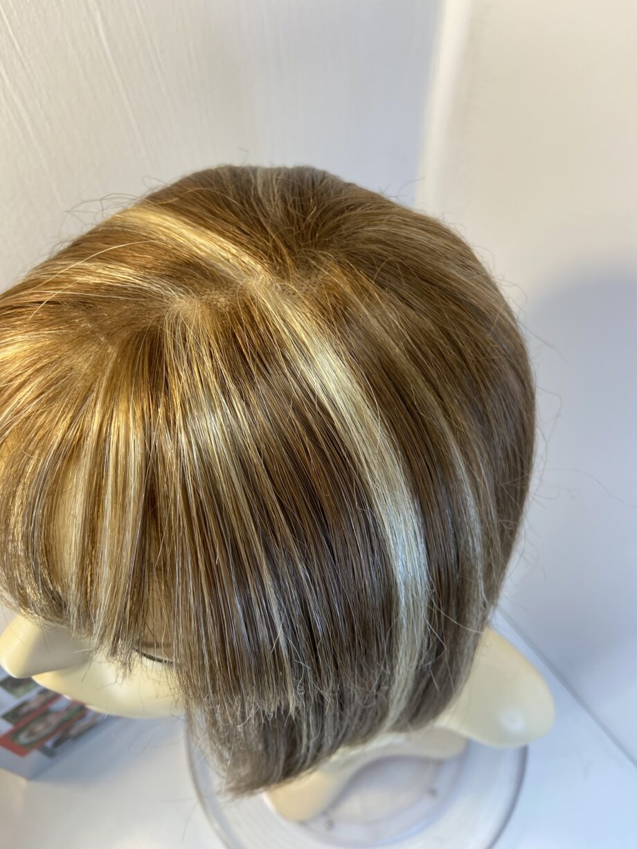 Highlighted brown wig. Bblms702