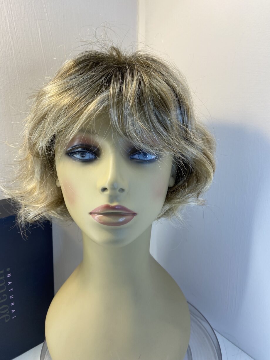Stylish younge blonde wavy wig. Bblmw706
