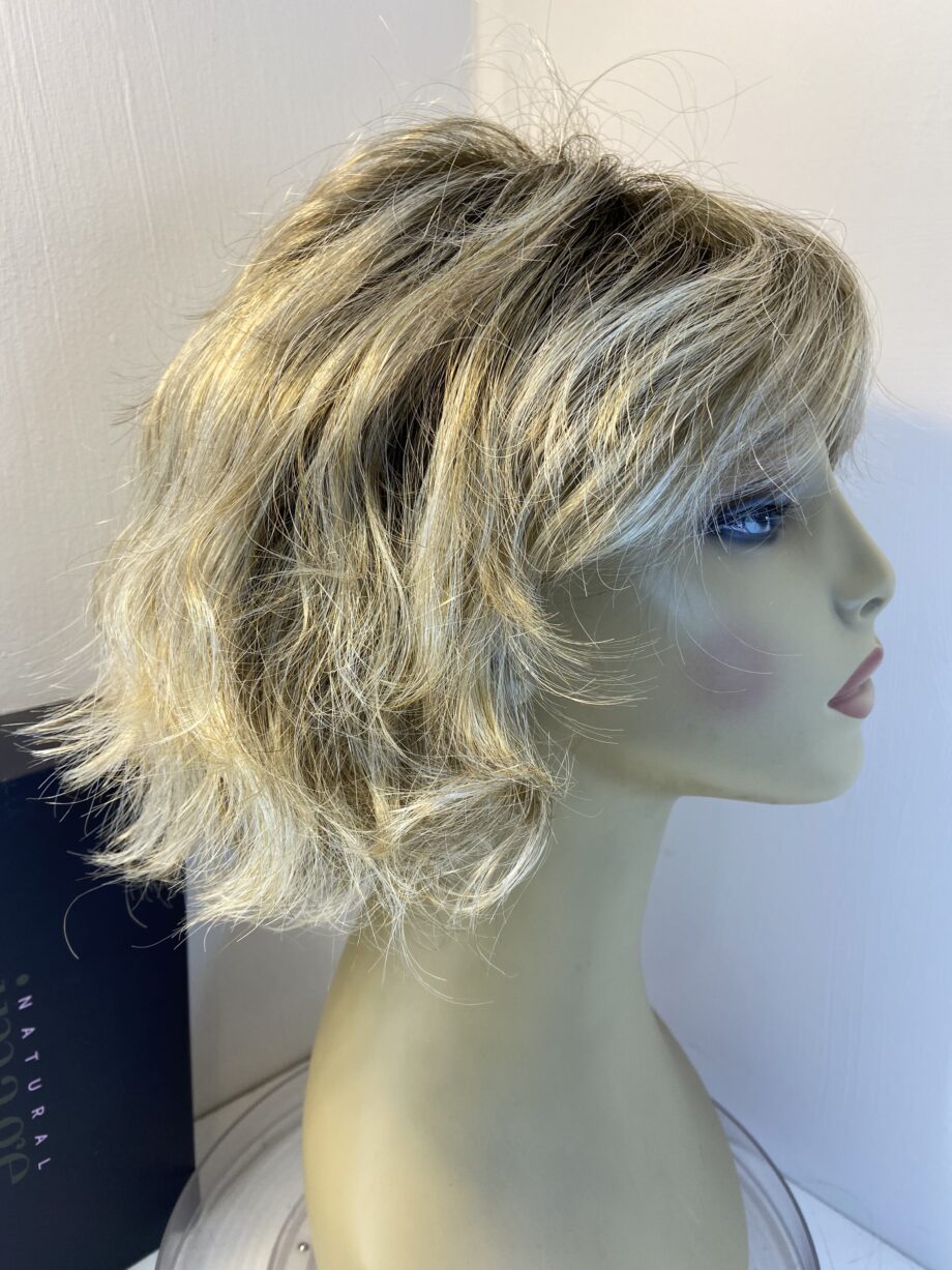 Stylish younge blonde wavy wig. Bblmw706