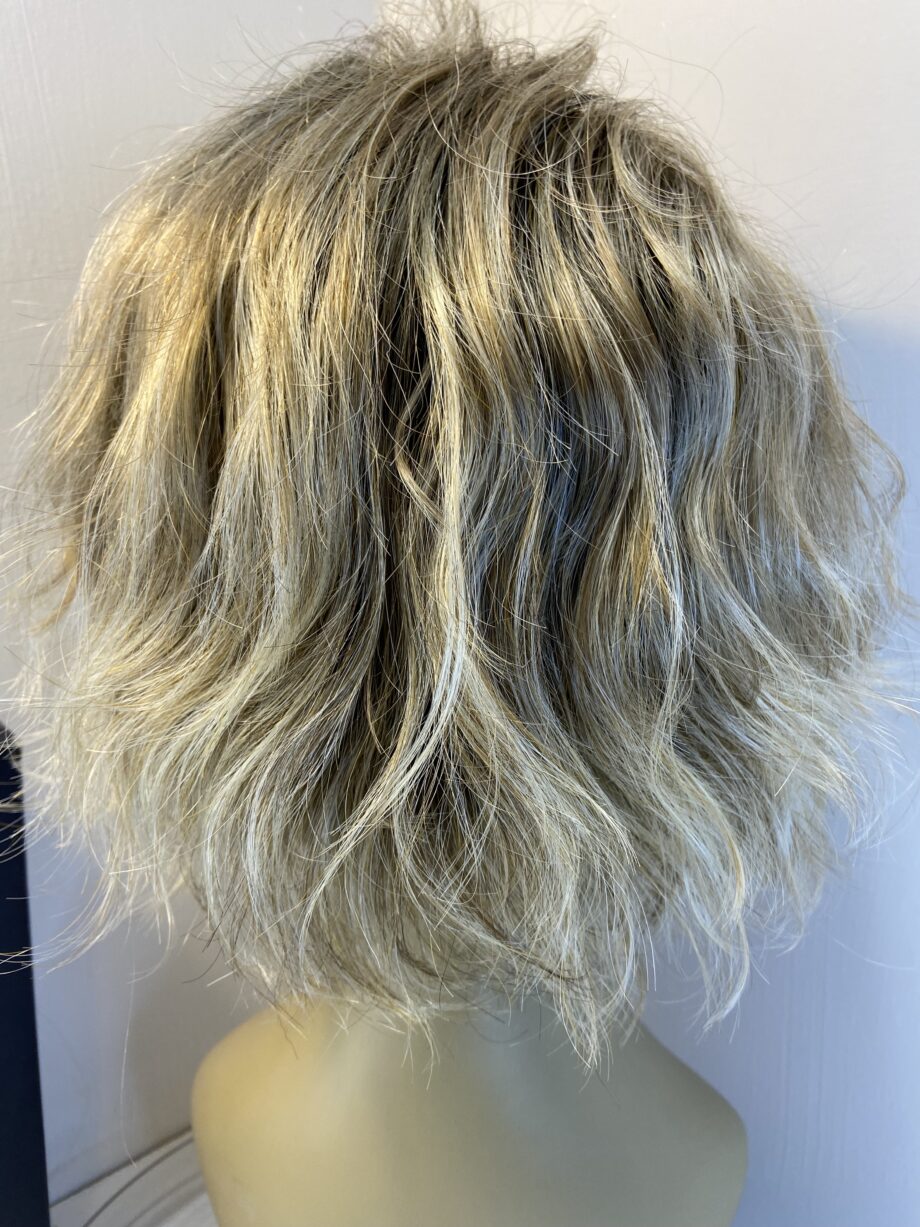 Stylish younge blonde wavy wig. Bblmw706