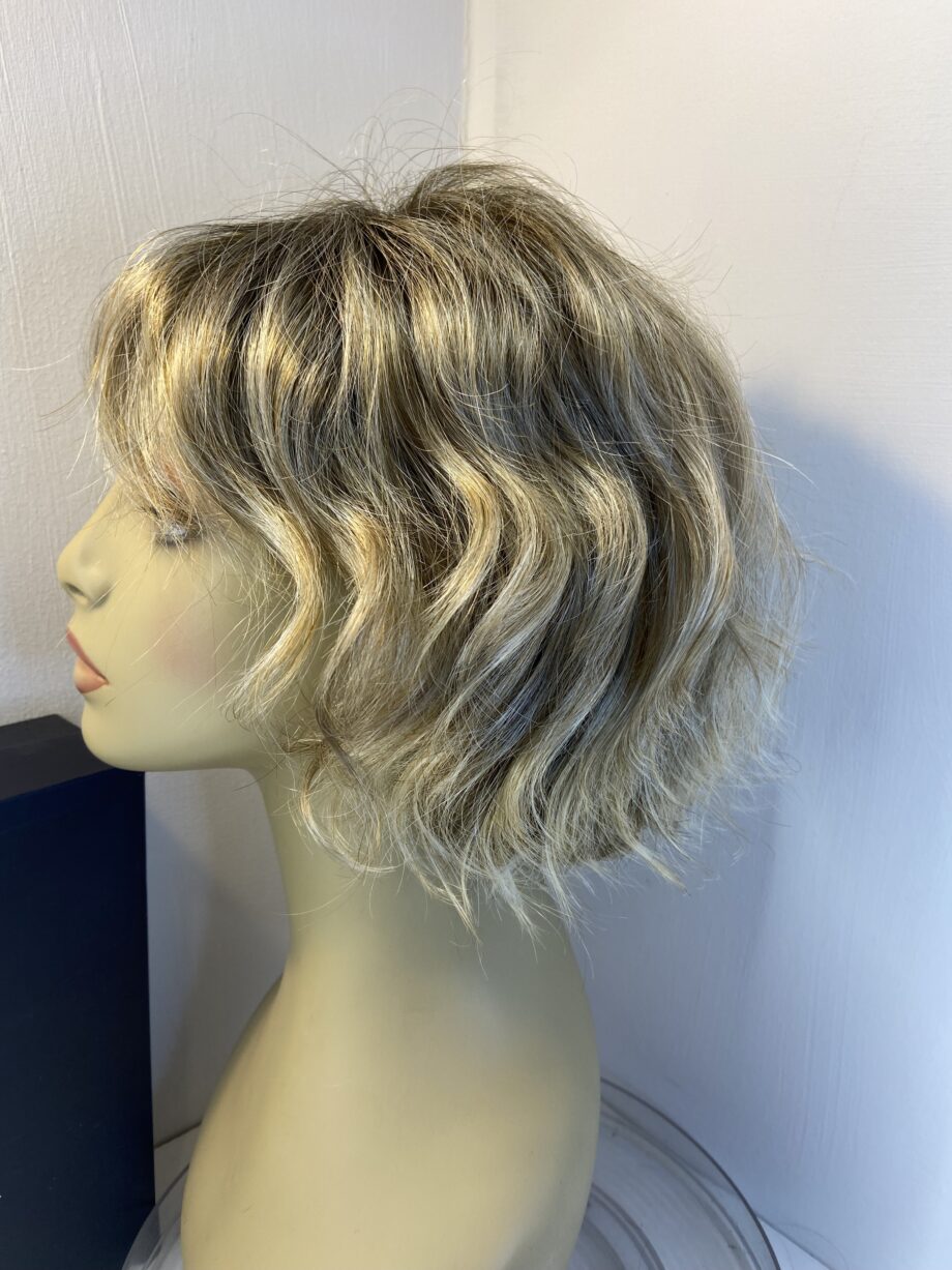 Stylish younge blonde wavy wig. Bblmw706