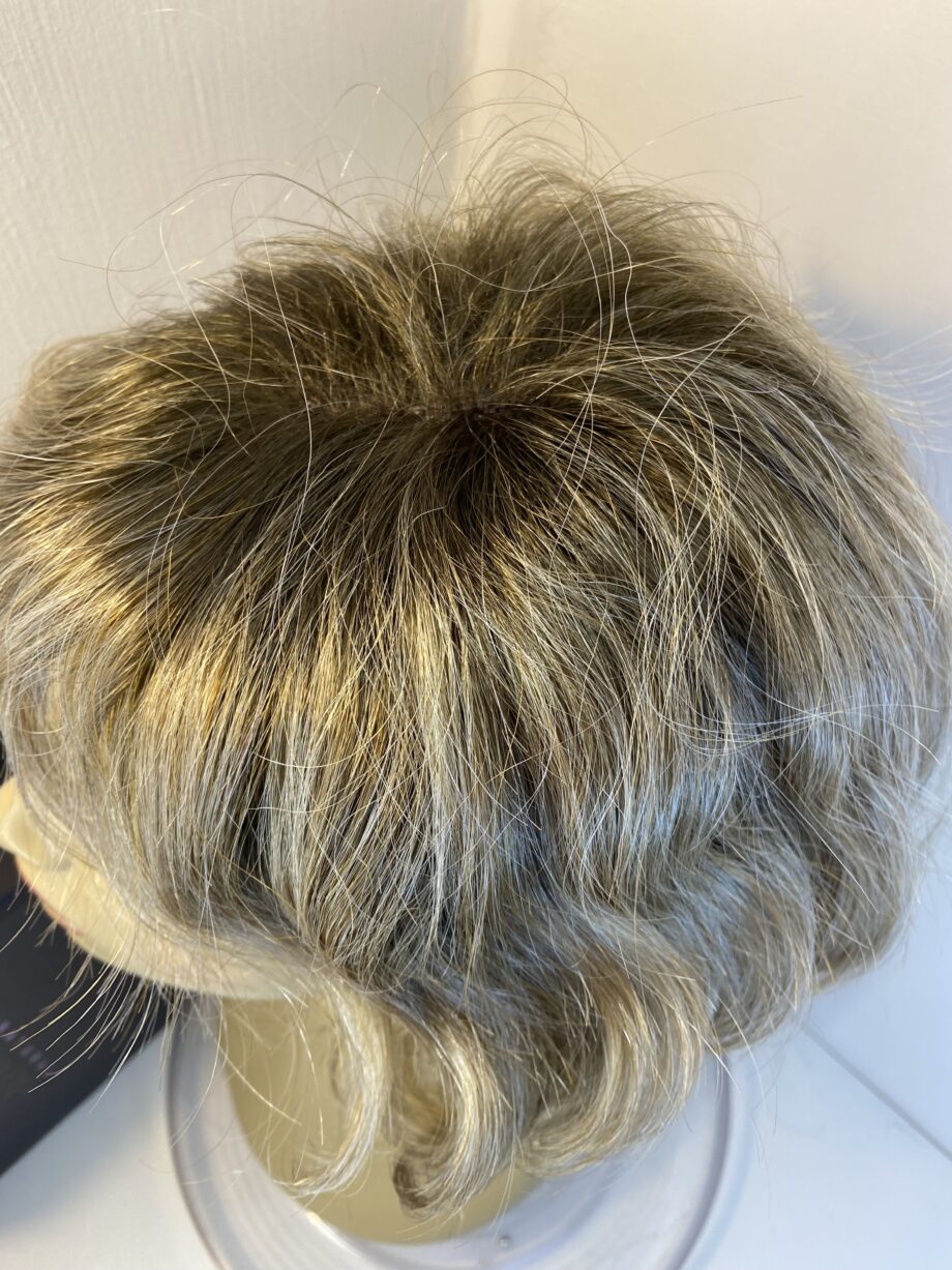 Stylish younge blonde wavy wig. Bblmw706