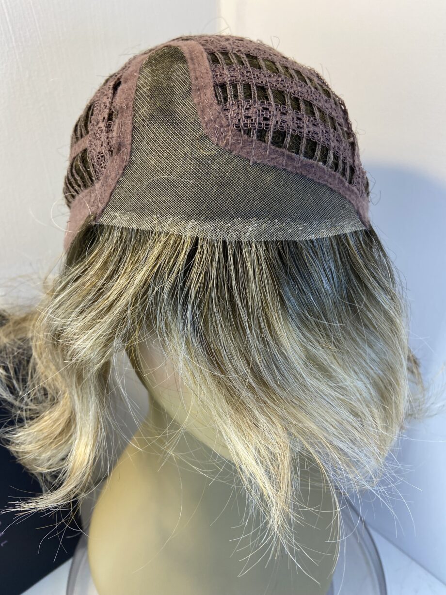 Stylish younge blonde wavy wig. Bblmw706