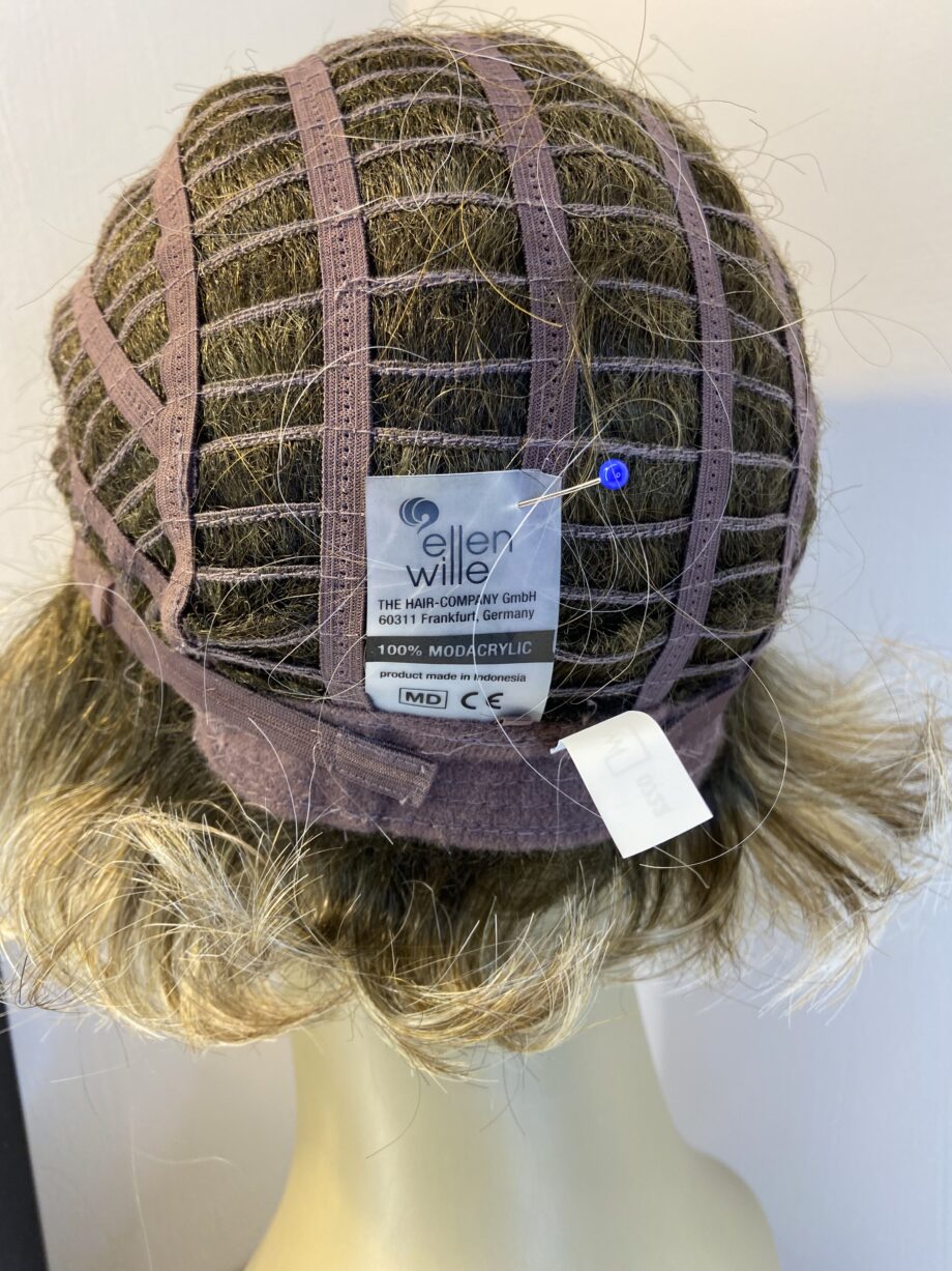 Stylish younge blonde wavy wig. Bblmw706