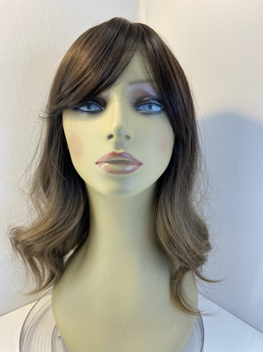 Stunning soft brown wavy wig. Brlw3392