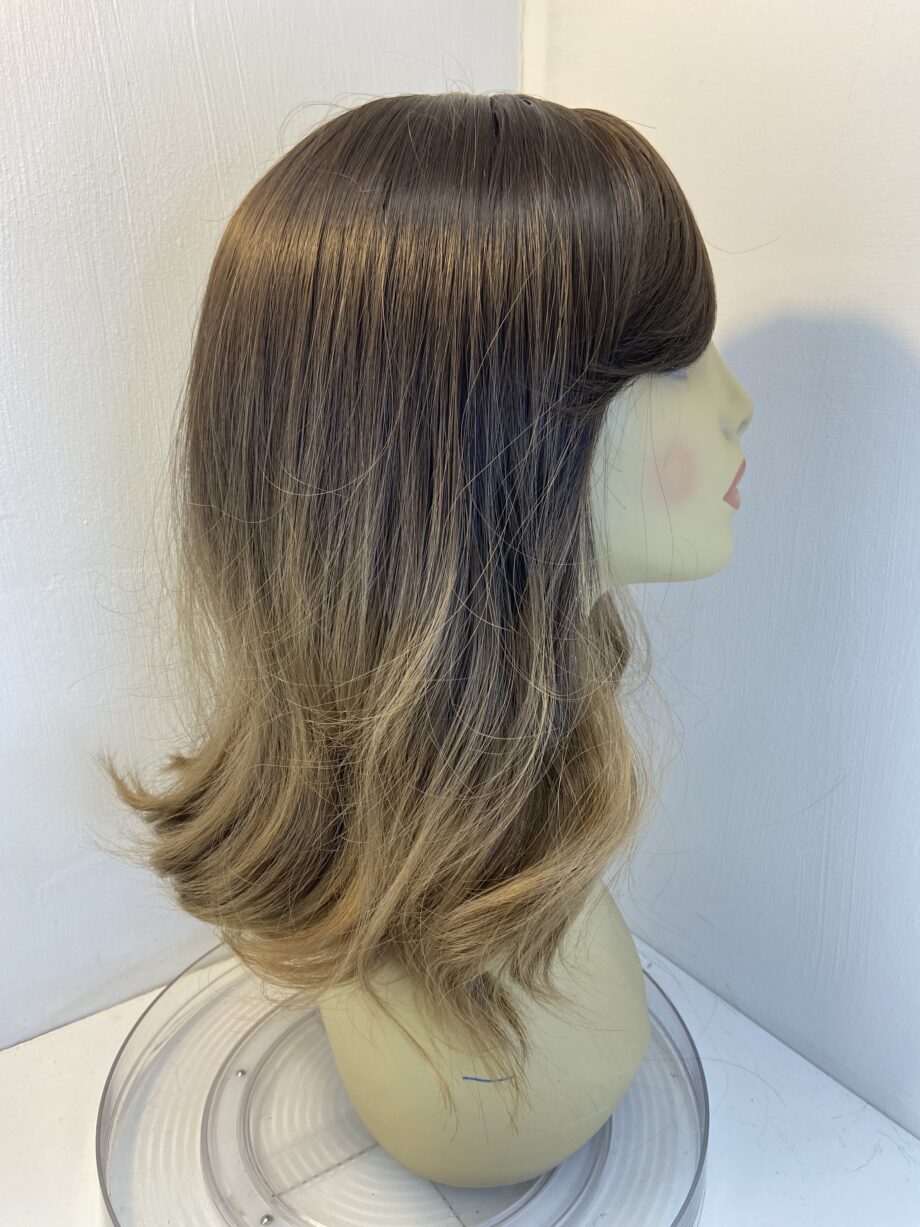 Stunning soft brown wavy wig. Brlw3392