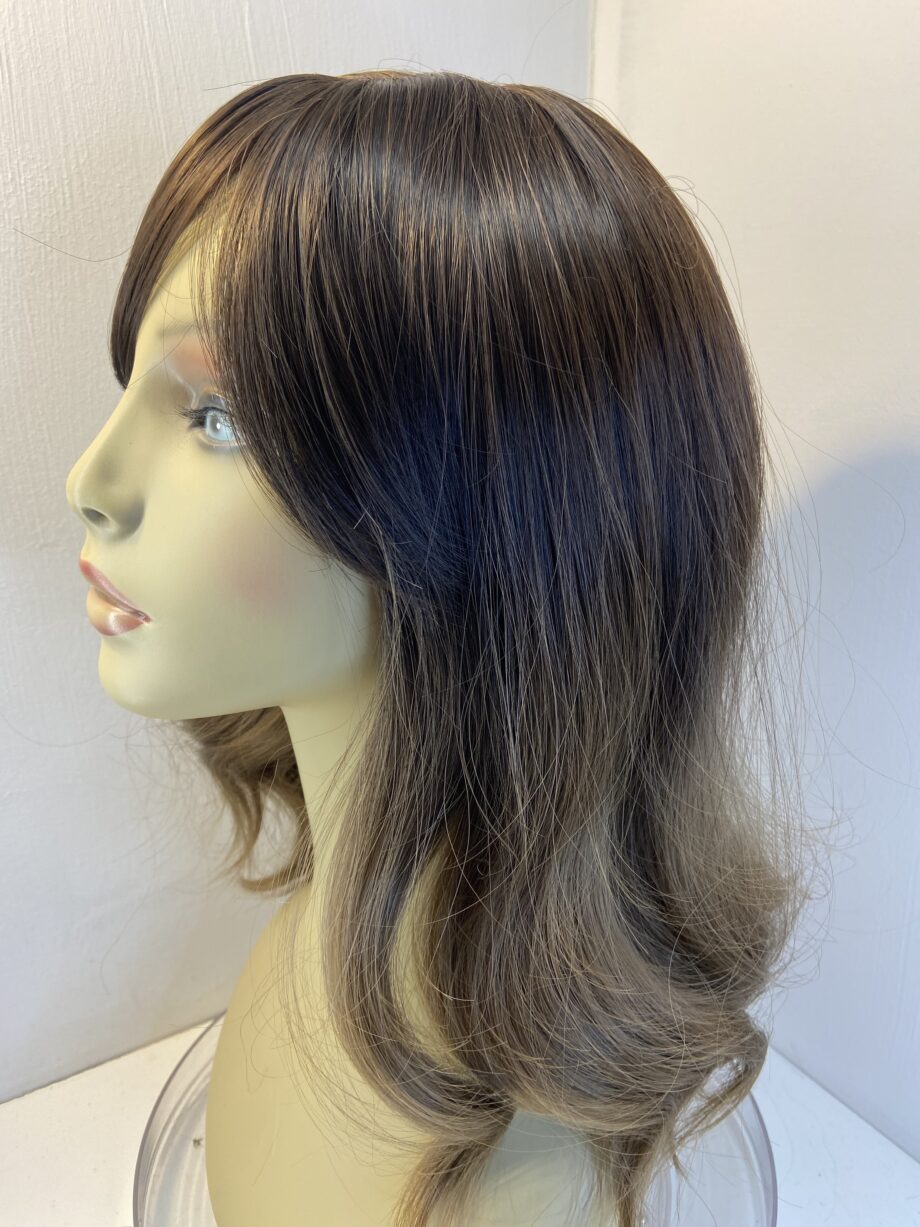 Stunning soft brown wavy wig. Brlw3392