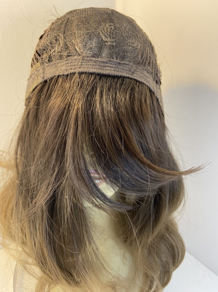 Stunning soft brown wavy wig. Brlw3392