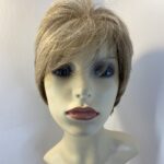 Blonde/light brown short wig. Brss5047
