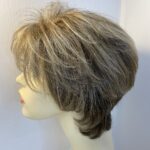 Blonde/light brown short wig. Brss5047