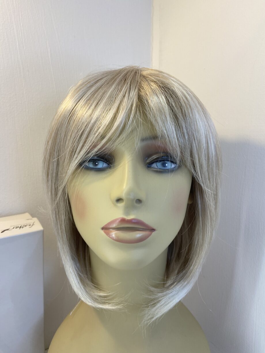 New light blonde feather wig. Bblms754