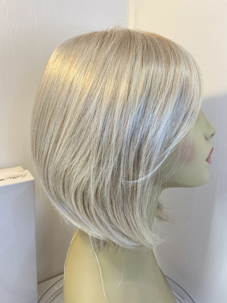 New light blonde feather wig. Bblms754