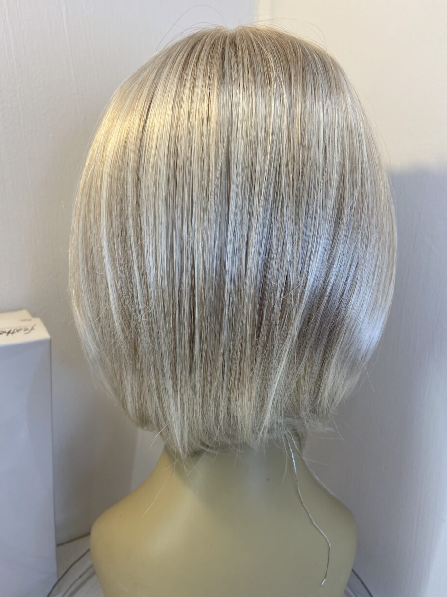 New light blonde feather wig. Bblms754