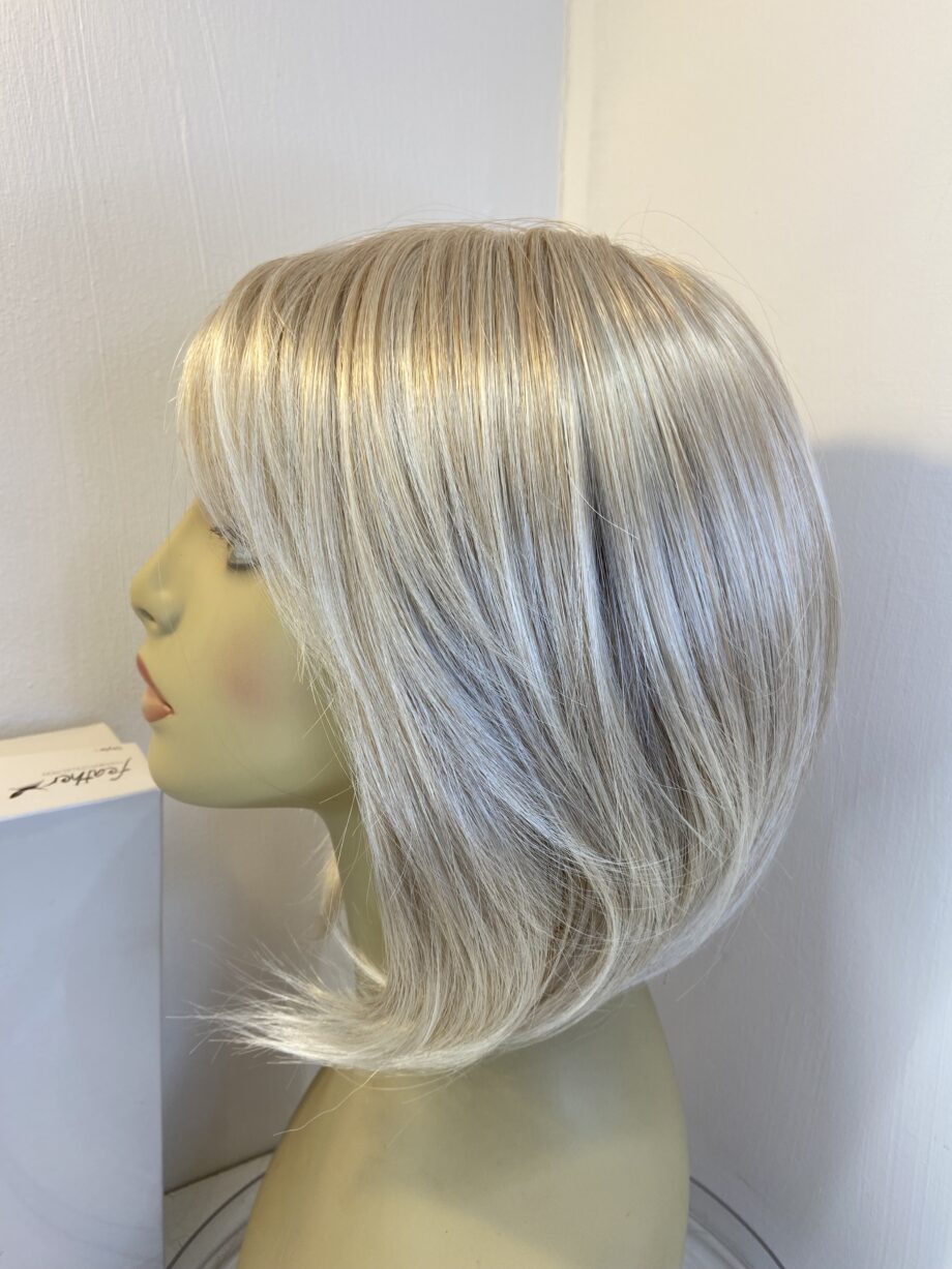 New light blonde feather wig. Bblms754