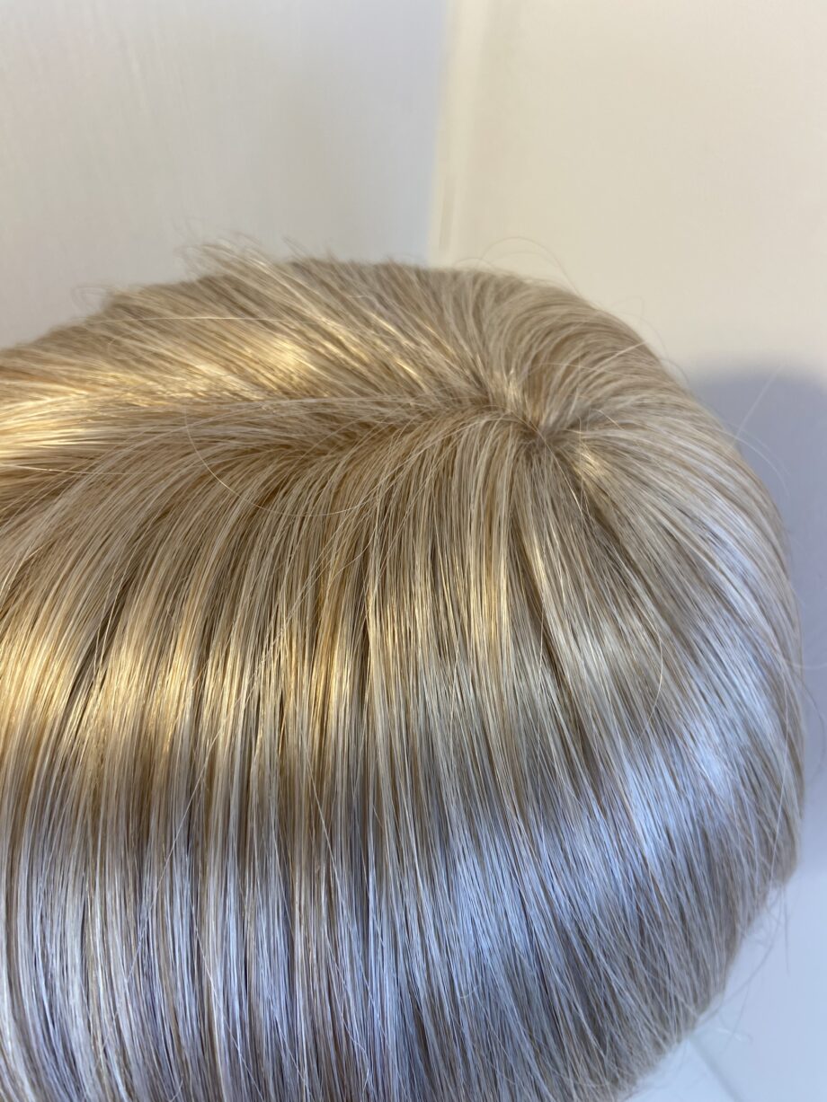 New light blonde feather wig. Bblms754