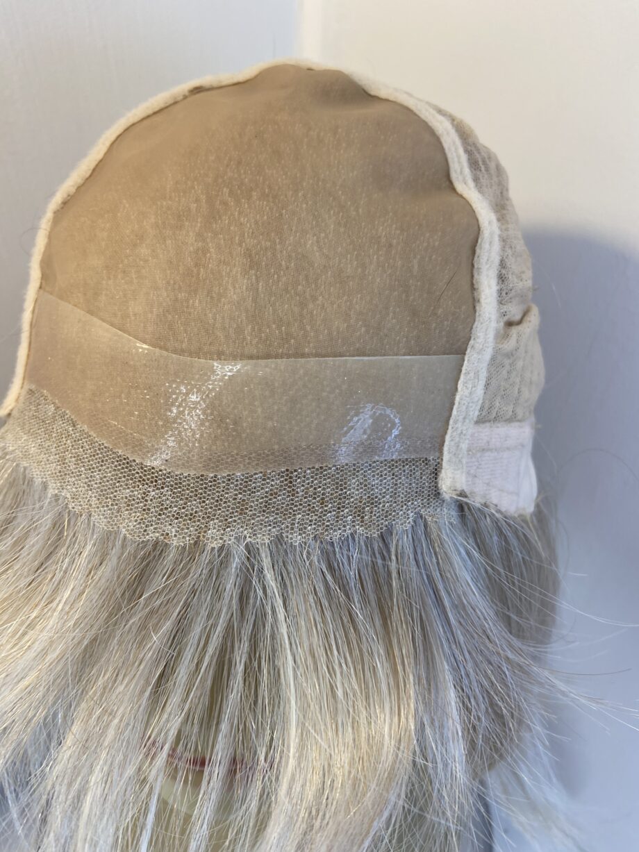 New light blonde feather wig. Bblms754