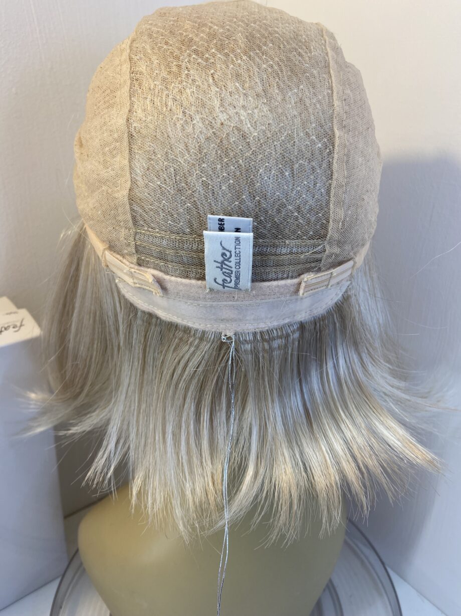 New light blonde feather wig. Bblms754
