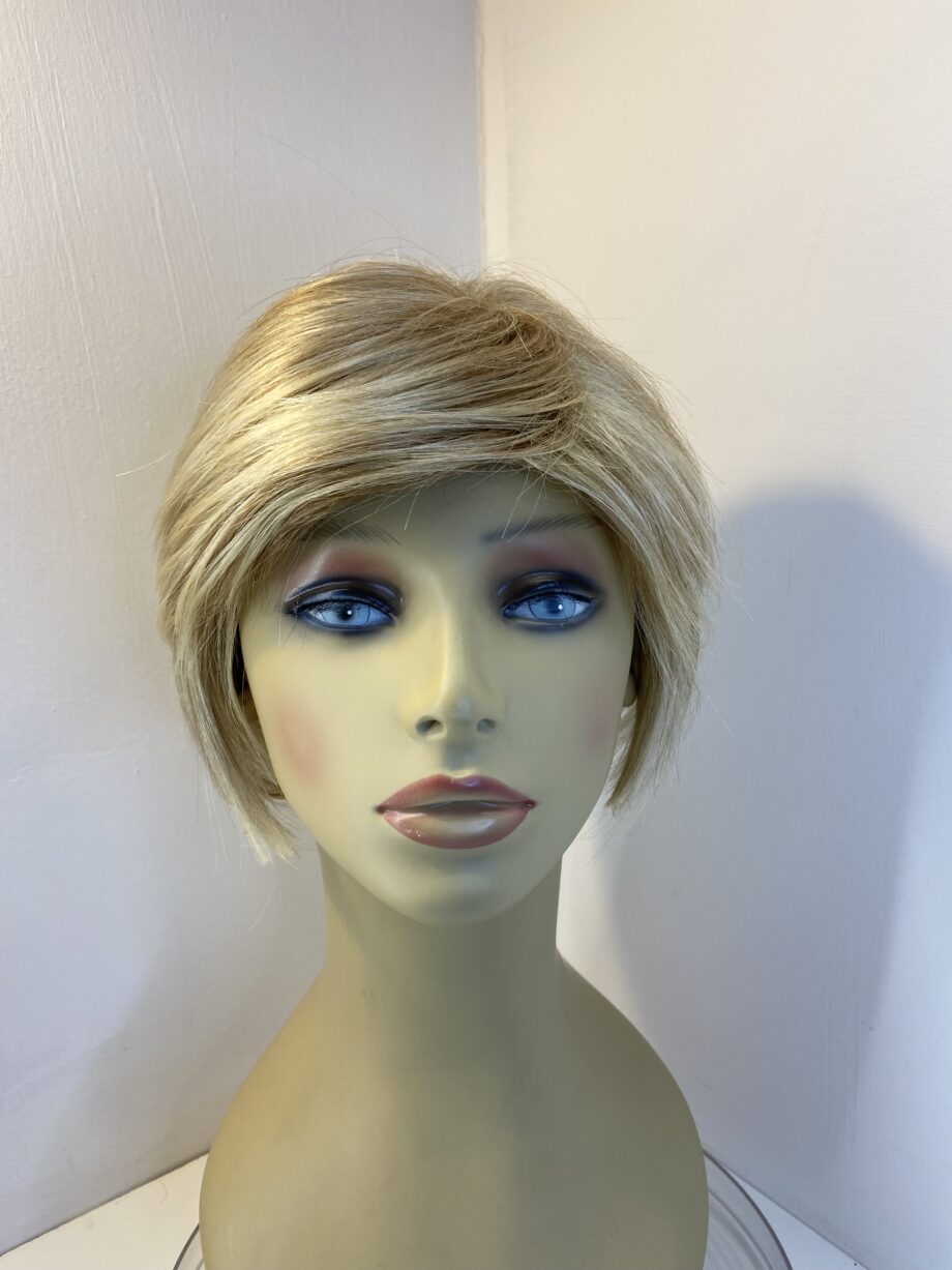 Light blonde short wig. Blss5053