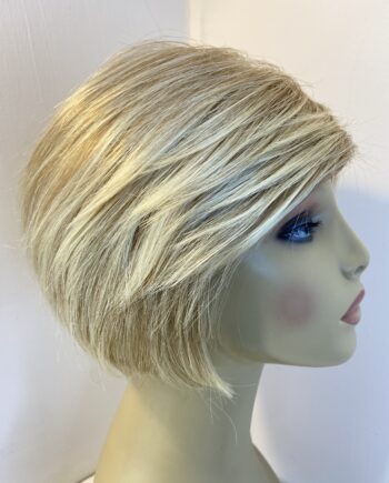 Light blonde short wig. Blss5053