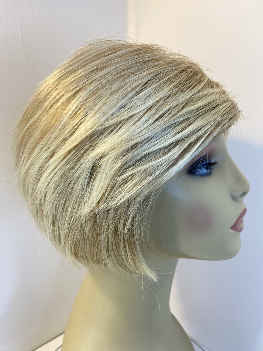 Light blonde short wig. Blss5053