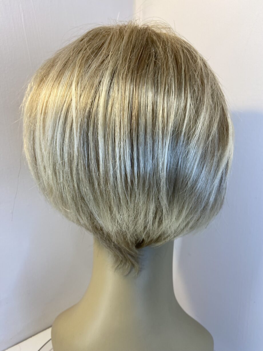 Light blonde short wig. Blss5053