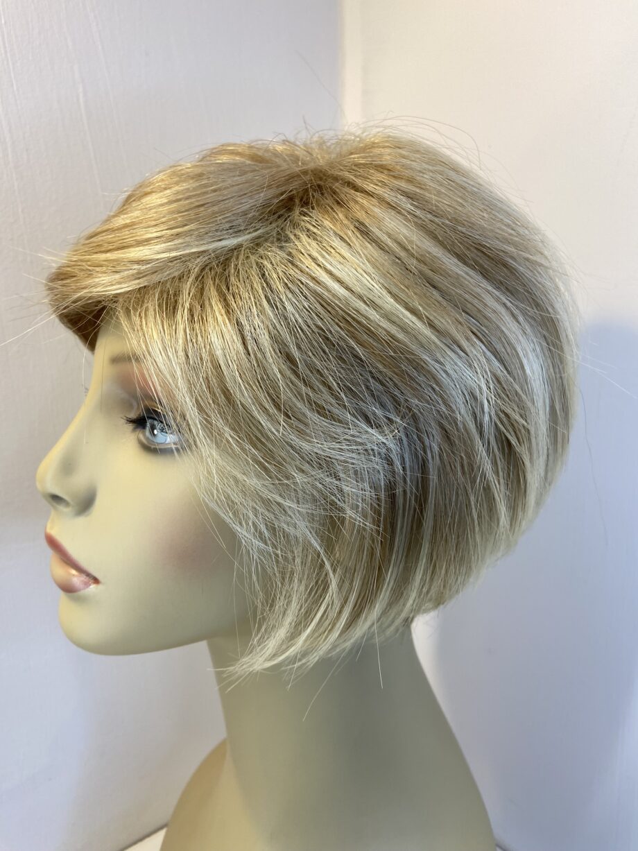 Light blonde short wig. Blss5053