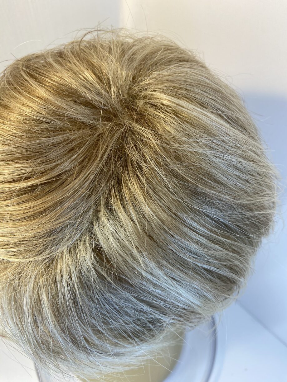 Light blonde short wig. Blss5053