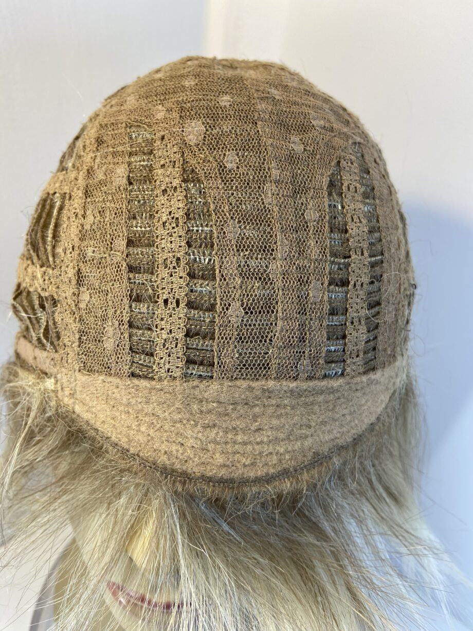 Light blonde short wig. Blss5053