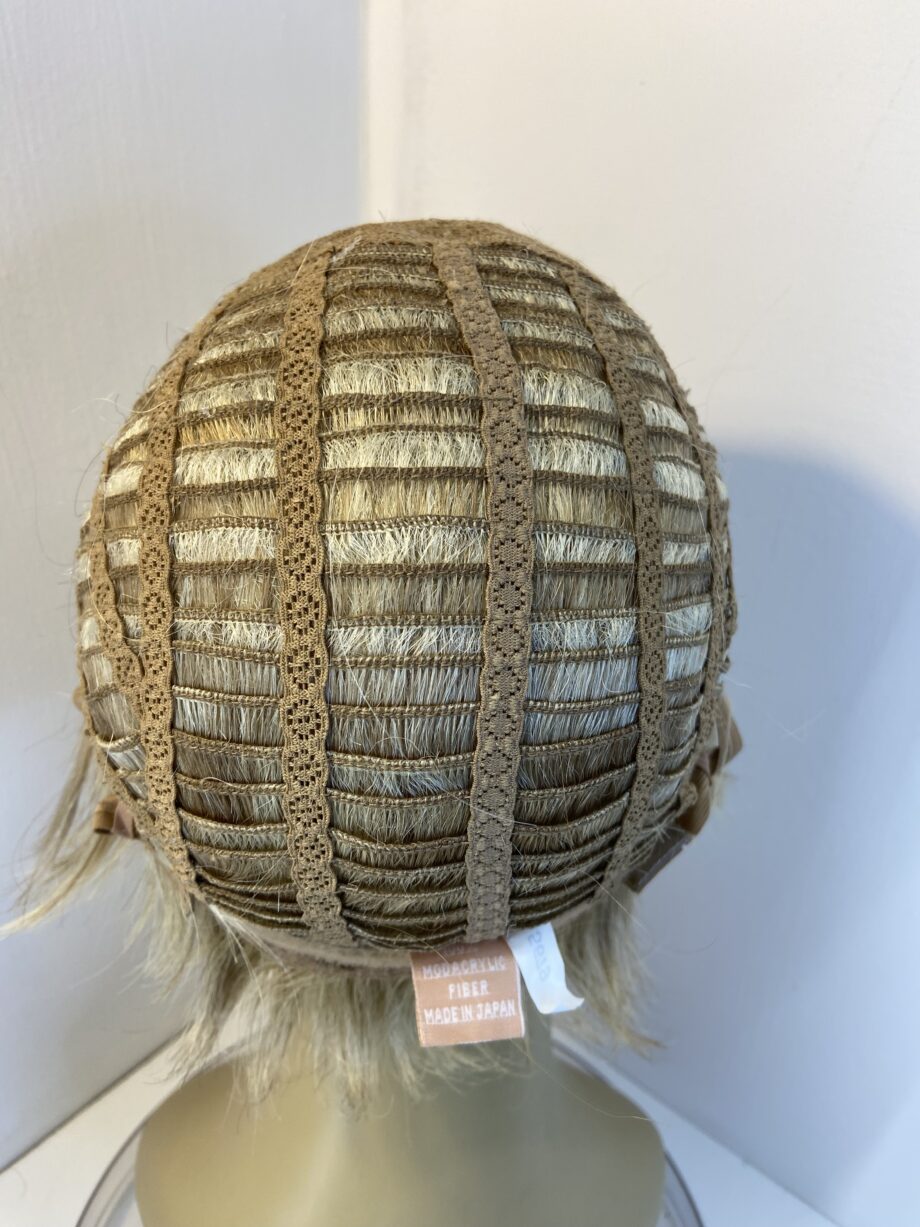 Light blonde short wig. Blss5053