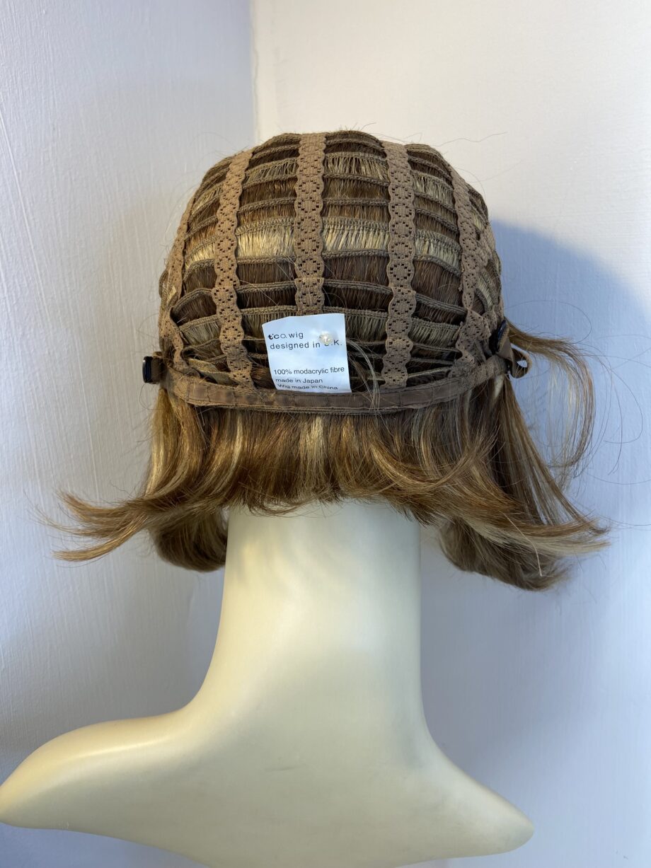 Stunning designer honey highlighted wig. Bblms768