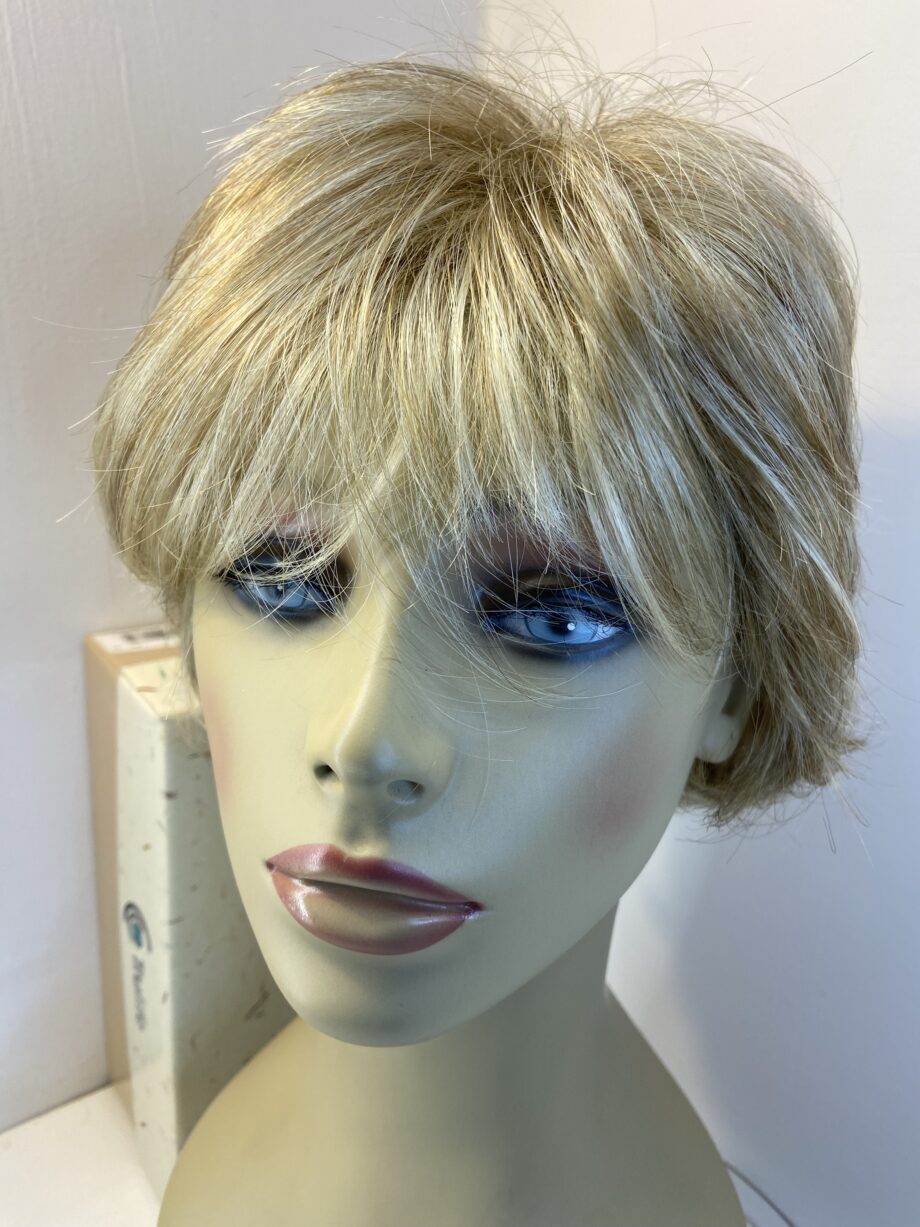 Boxed blonde designer wig. Bblms769