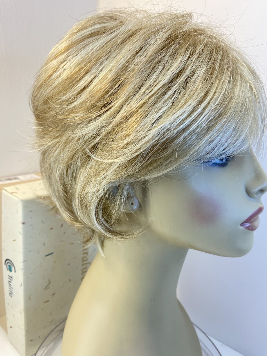 Boxed blonde designer wig. Bblms769