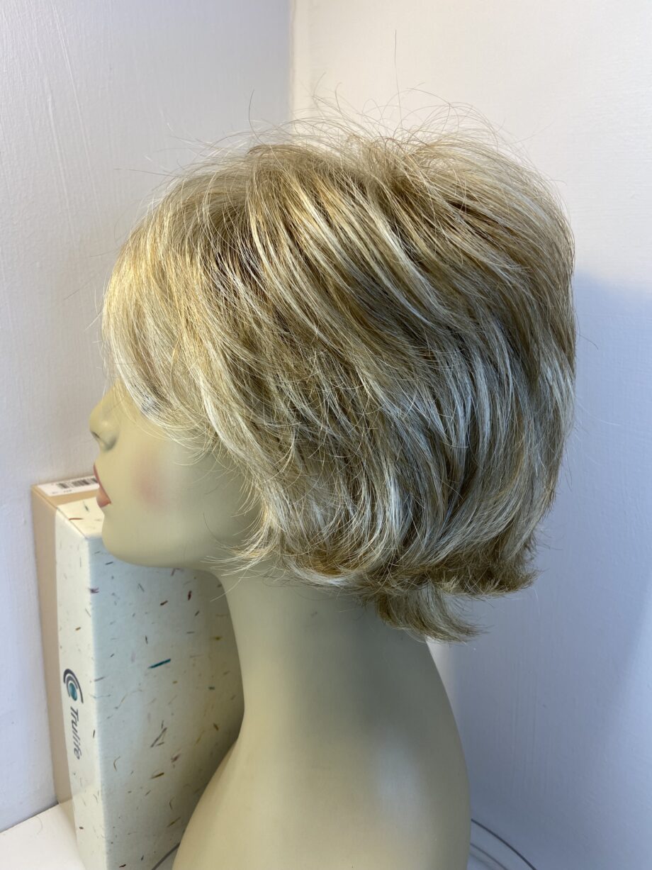 Boxed blonde designer wig. Bblms769
