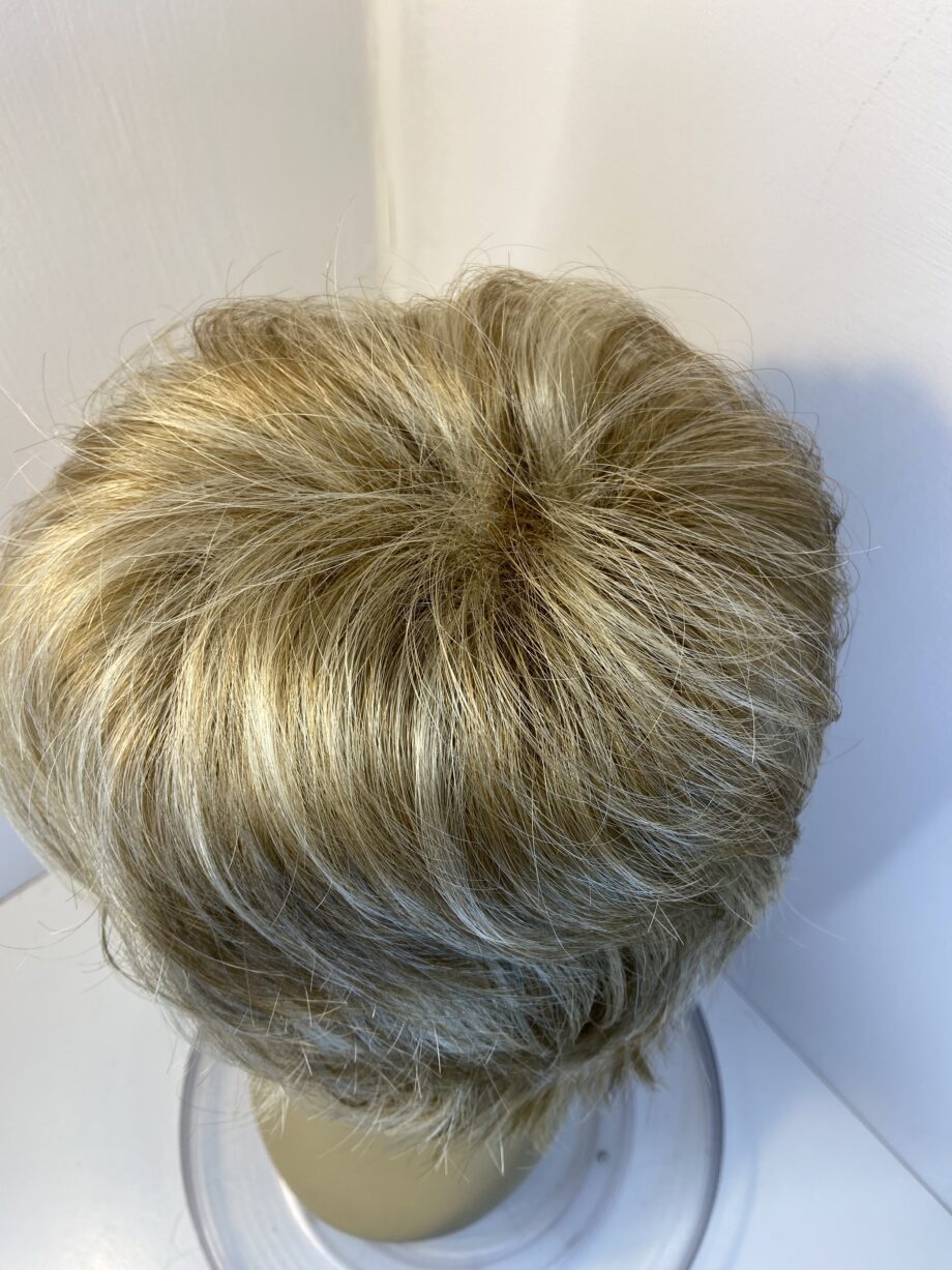 Boxed blonde designer wig. Bblms769