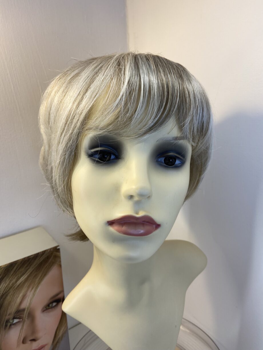 Boxed warm silver blonde wig. Bblss770