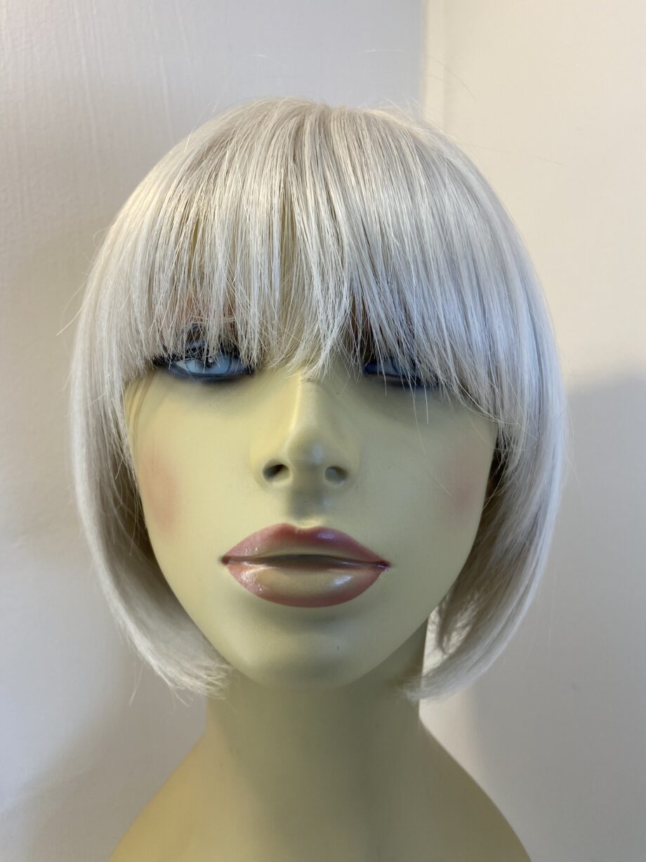 Stunning silver white mid length wig. Sms704