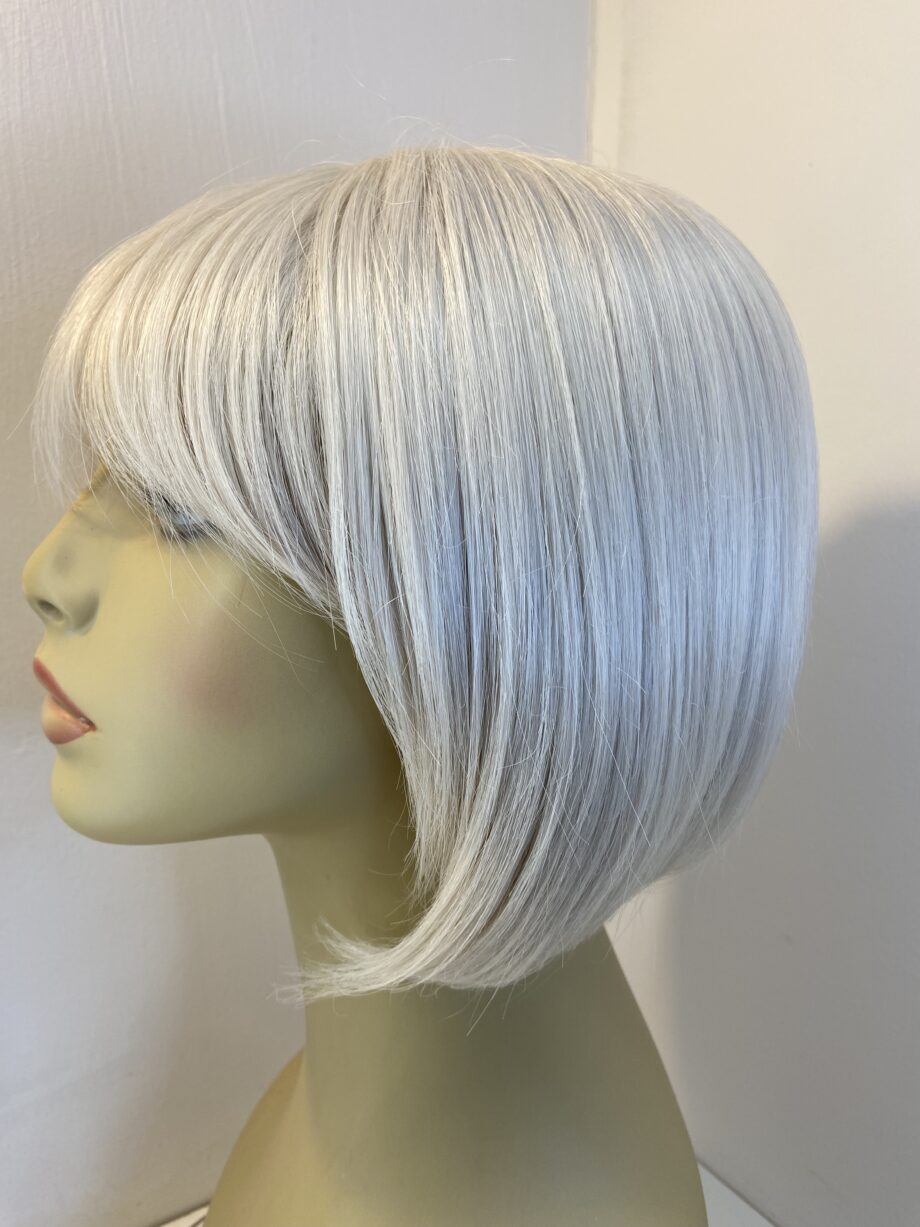 Stunning silver white mid length wig. Sms704