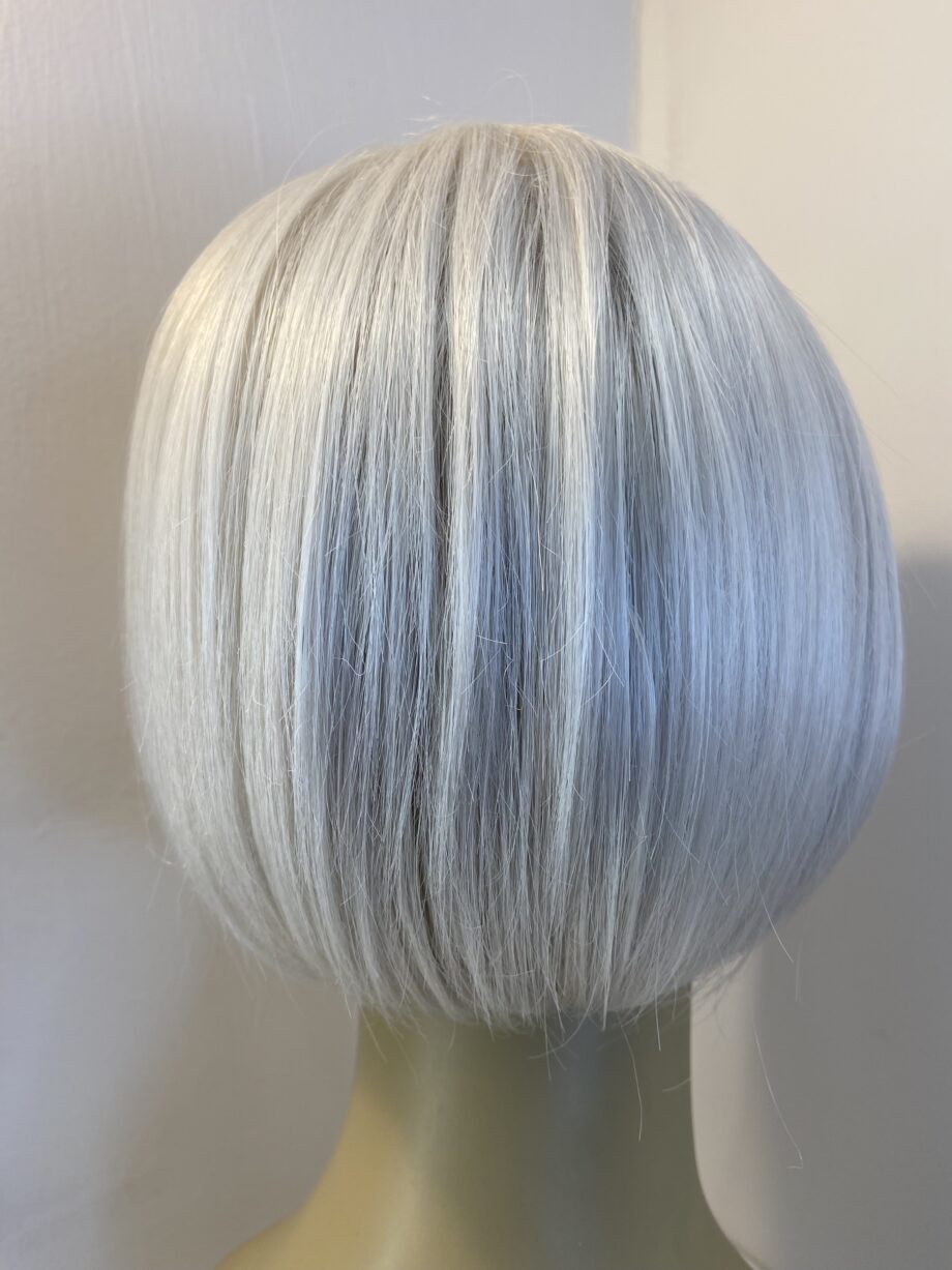 Stunning silver white mid length wig. Sms704