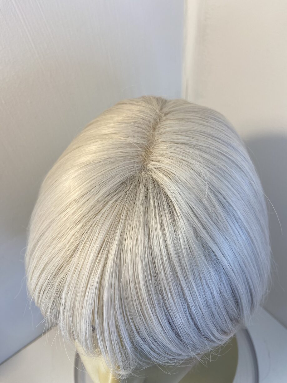 Stunning silver white mid length wig. Sms704