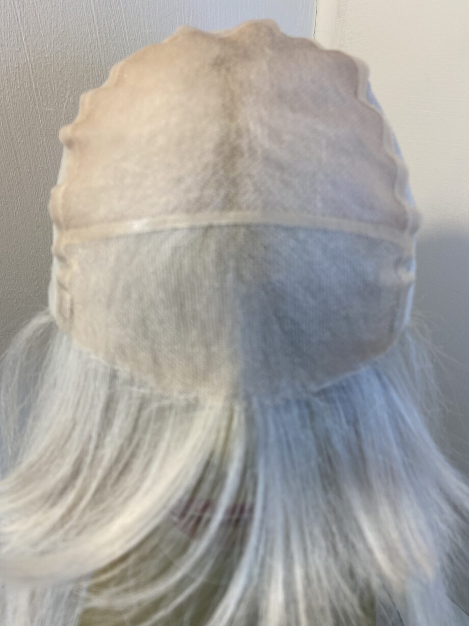 Stunning silver white mid length wig. Sms704
