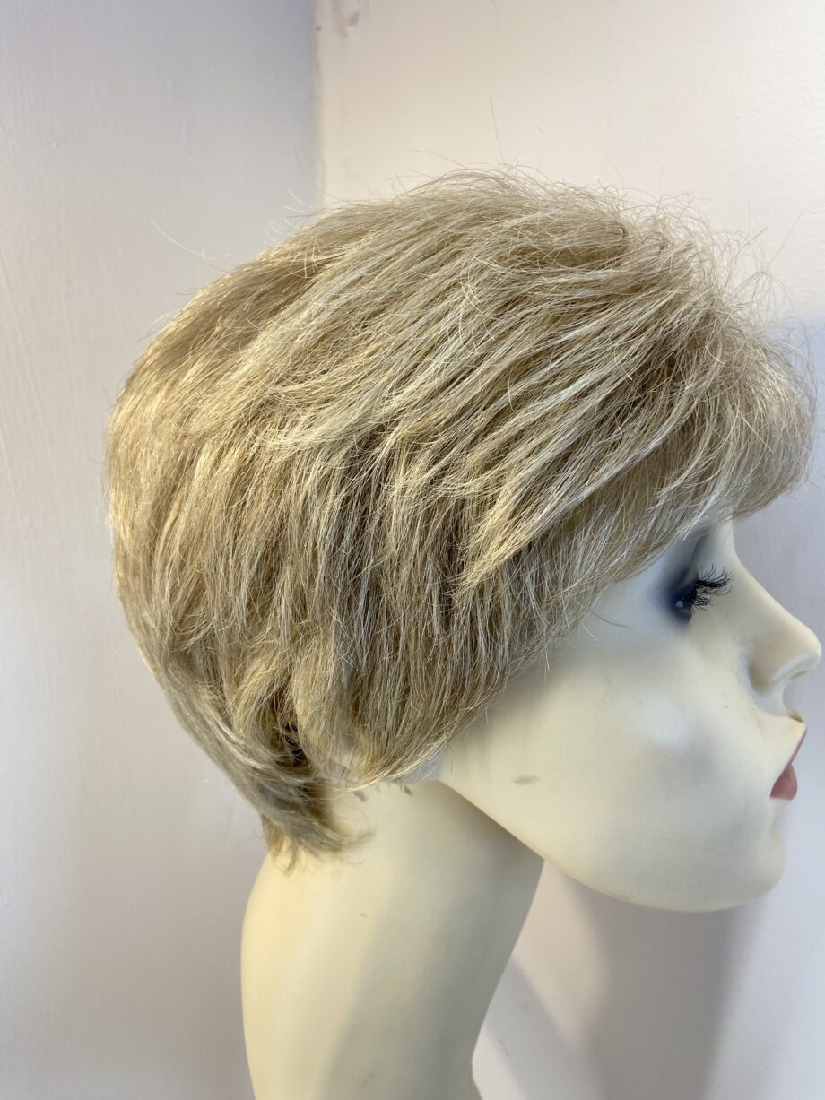Short blonde wig. Blsw706