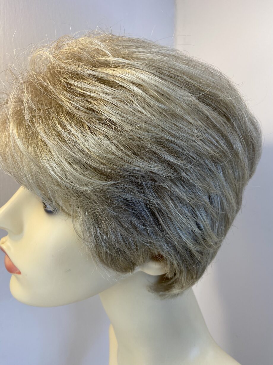 Short blonde wig. Blsw706