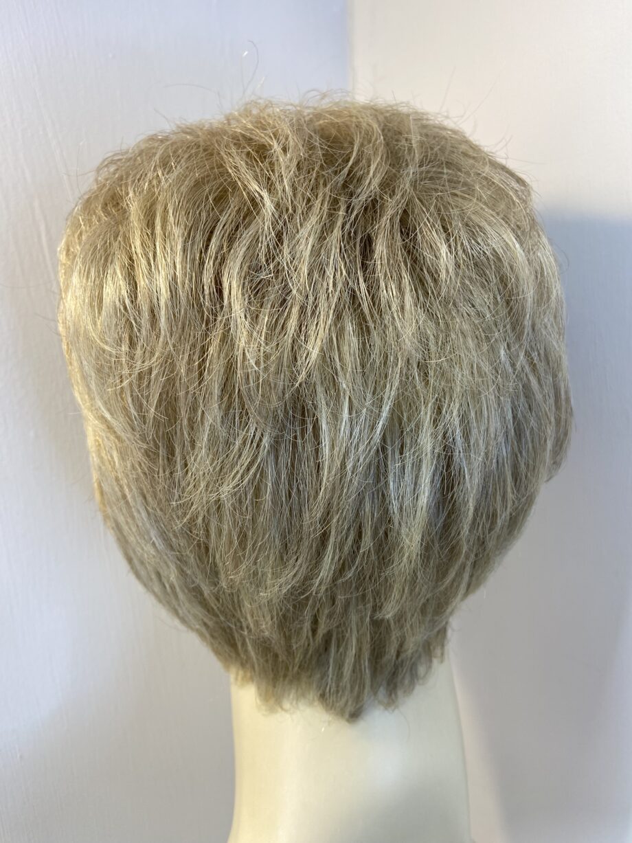 Short blonde wig. Blsw706