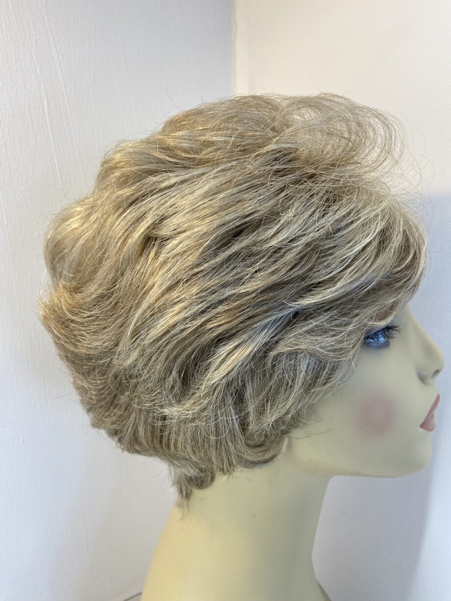 Wavy blonde wig. Wms703