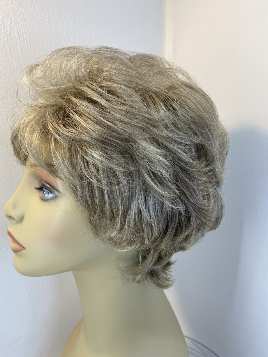 Wavy blonde wig. Wms703