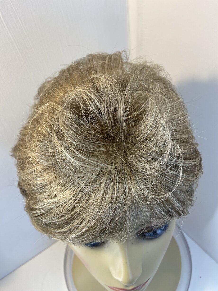 Wavy blonde wig. Wms703