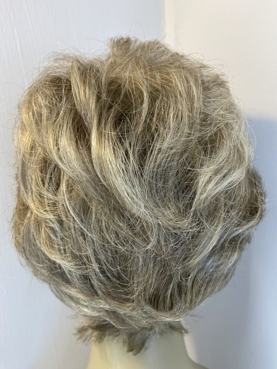 Wavy blonde wig. Wms703