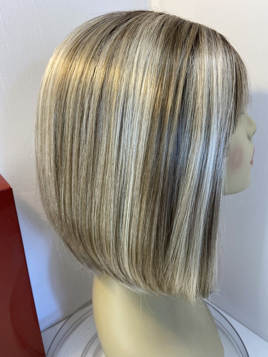 Rooted blonde long wig. Blls771
