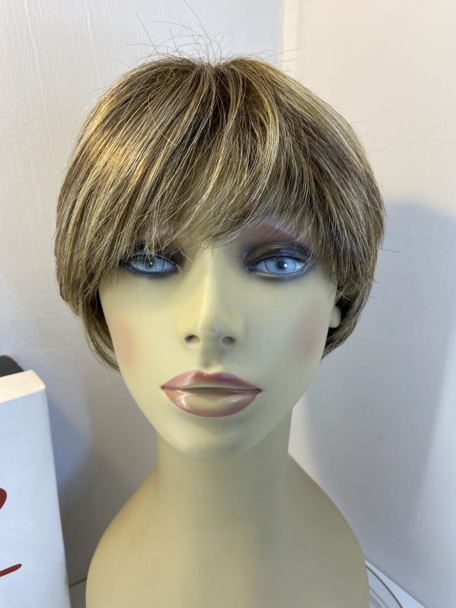 Blonde short wig. BBlss773